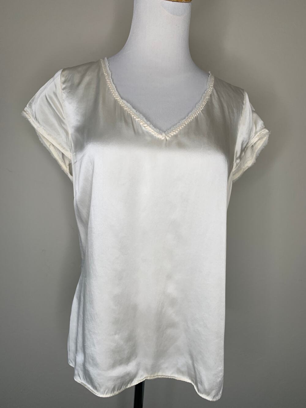 Tahari 100% Silk Cream Blouse Side Zip Sz Large V Neck Preppy Minimalist
